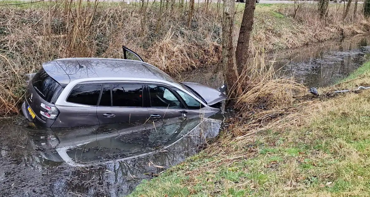 Politiewagen te water na vergeten handrem - Foto 3