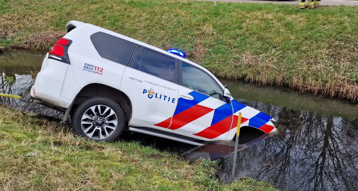Politiewagen te water na vergeten handrem - Foto 4