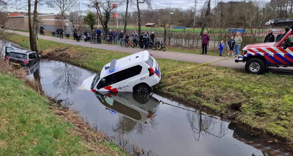 Politiewagen te water na vergeten handrem - Foto 6