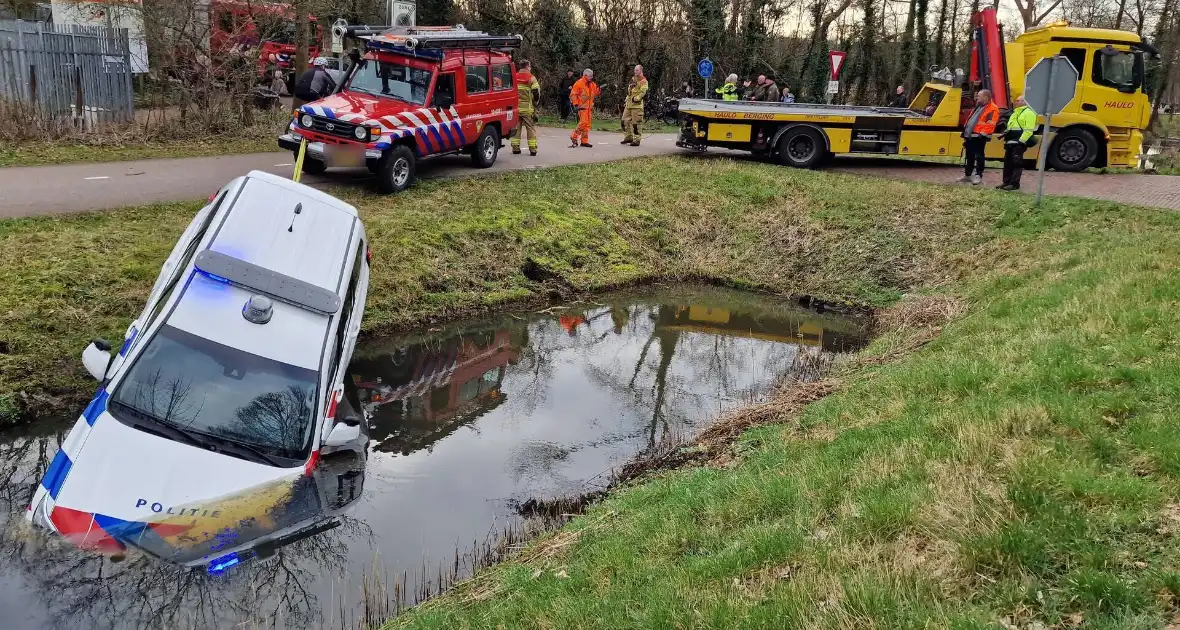 Politiewagen te water na vergeten handrem - Foto 7
