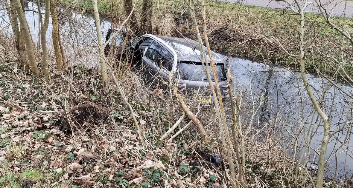Politiewagen te water na vergeten handrem - Foto 8