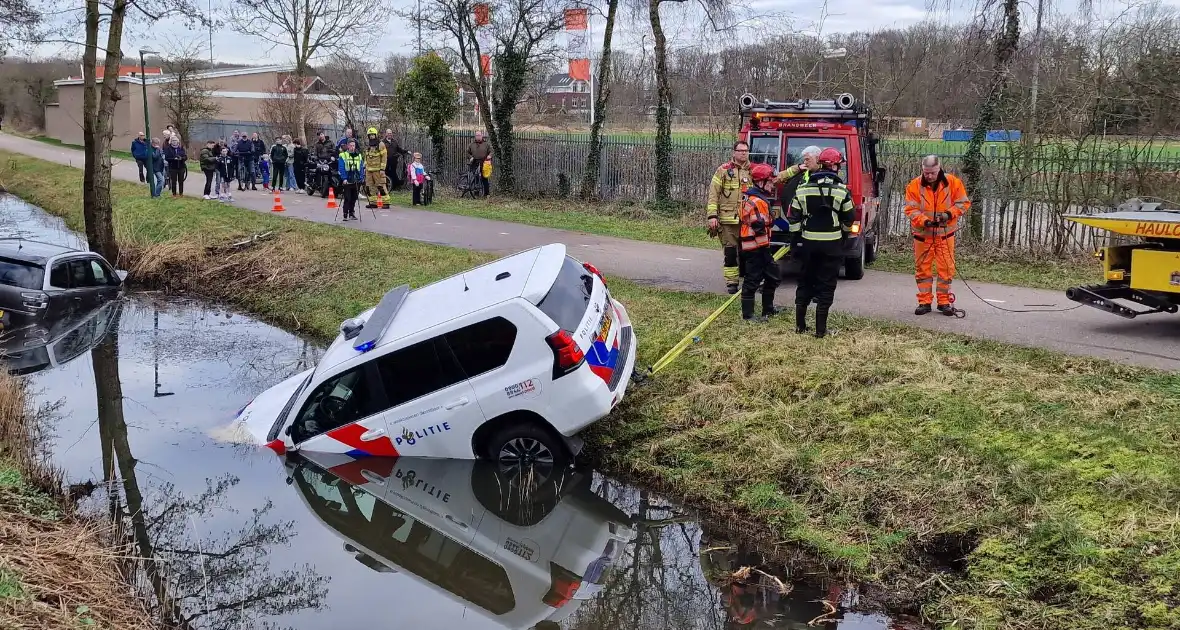 Politiewagen te water na vergeten handrem - Foto 9