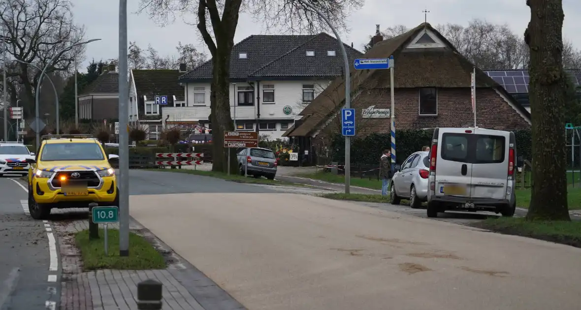 Bestelbus en auto met elkaar in botsing