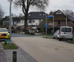 Bestelbus en auto met elkaar in botsing