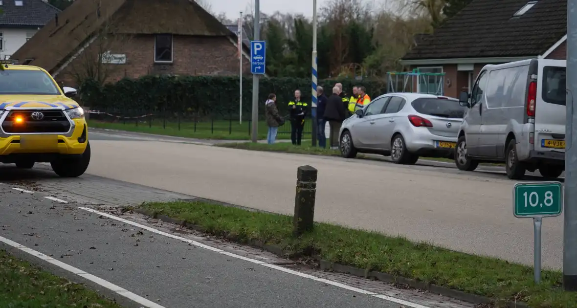 Bestelbus en auto met elkaar in botsing - Foto 1