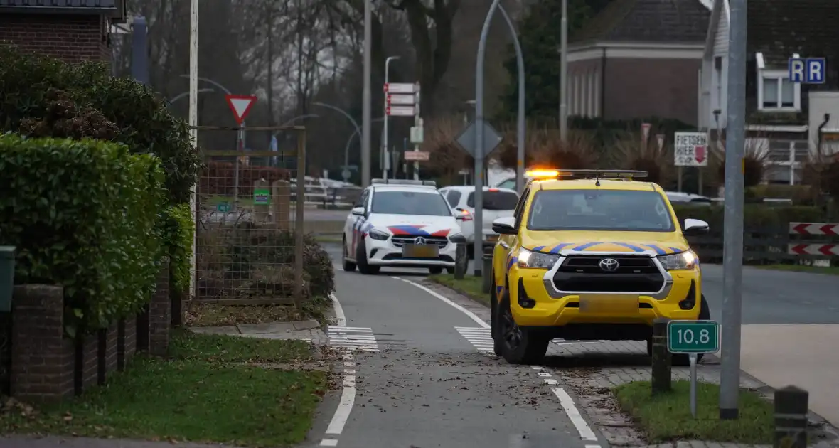 Bestelbus en auto met elkaar in botsing - Foto 2