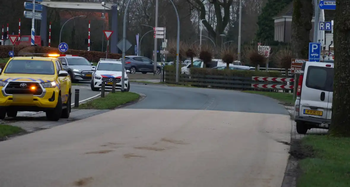 Bestelbus en auto met elkaar in botsing - Foto 3