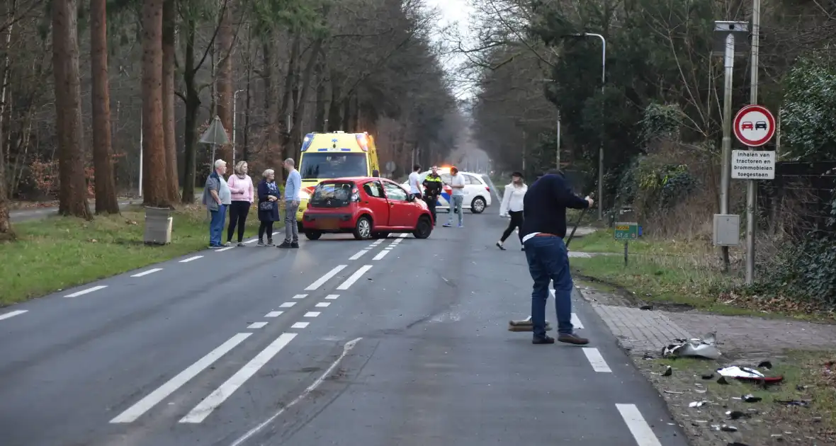 Gewonde en flinke schade na aanrijding tussen drie voertuigen