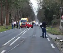 Gewonde en flinke schade na aanrijding tussen drie voertuigen