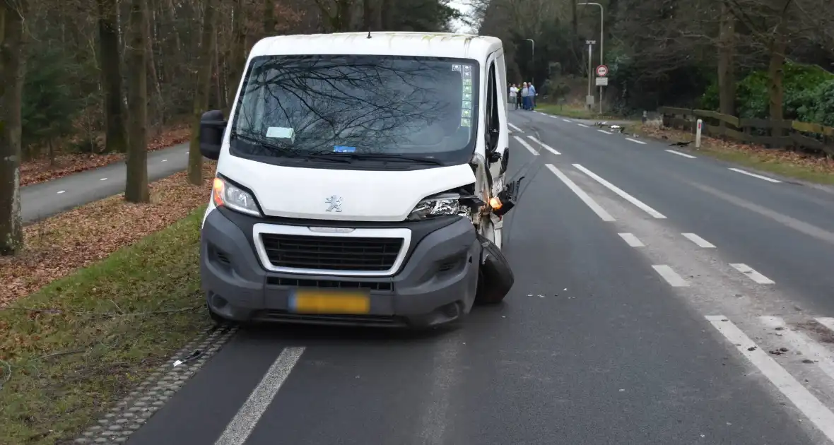 Gewonde en flinke schade na aanrijding tussen drie voertuigen - Foto 1