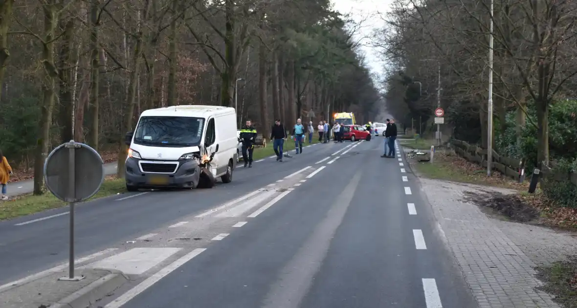 Gewonde en flinke schade na aanrijding tussen drie voertuigen - Foto 10