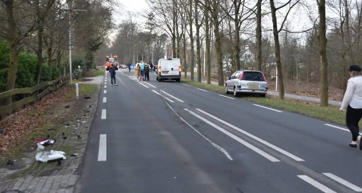 Gewonde en flinke schade na aanrijding tussen drie voertuigen - Foto 11