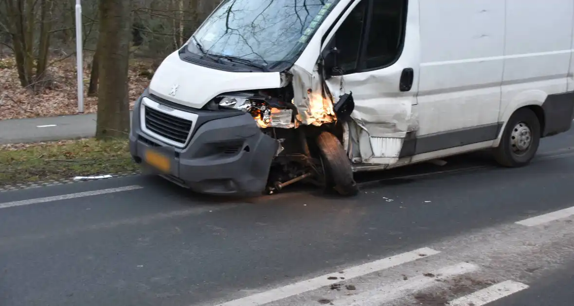 Gewonde en flinke schade na aanrijding tussen drie voertuigen - Foto 2