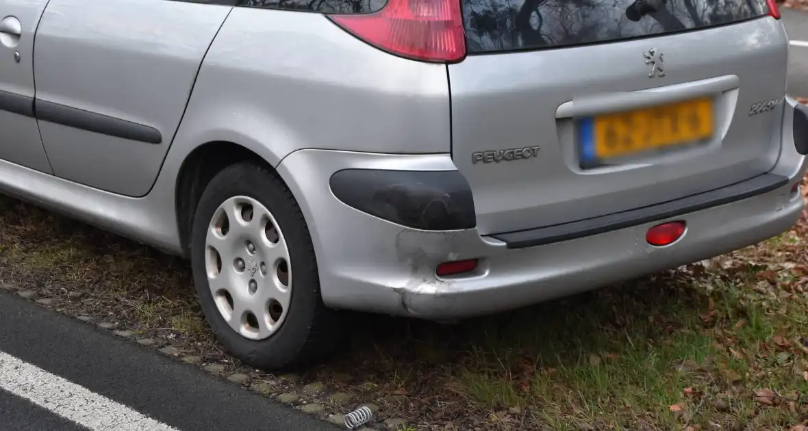 Gewonde en flinke schade na aanrijding tussen drie voertuigen - Foto 3