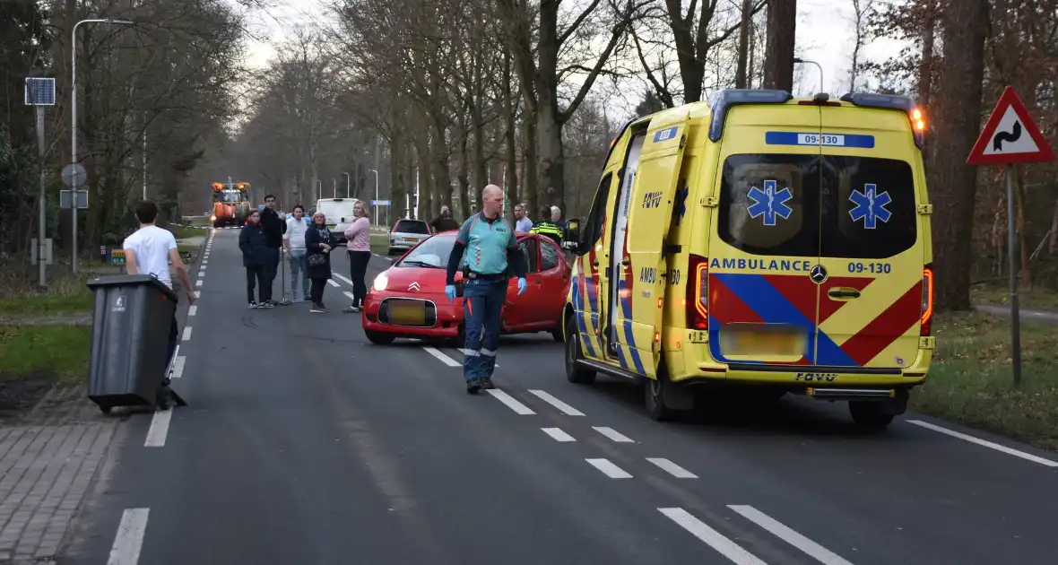 Gewonde en flinke schade na aanrijding tussen drie voertuigen - Foto 4