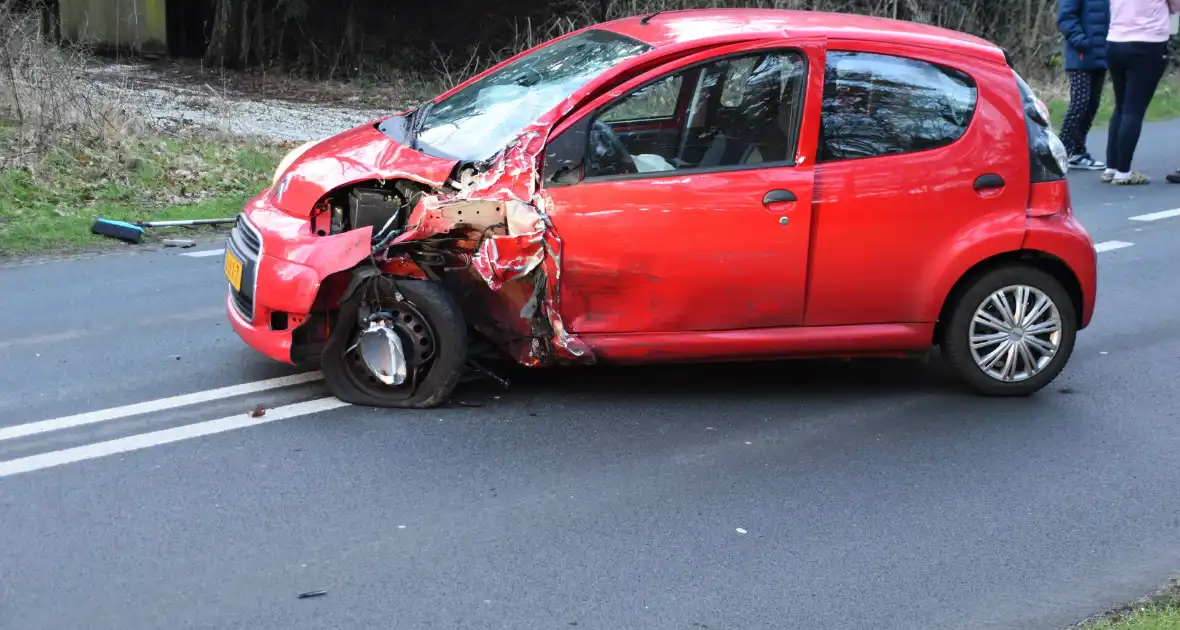 Gewonde en flinke schade na aanrijding tussen drie voertuigen - Foto 5