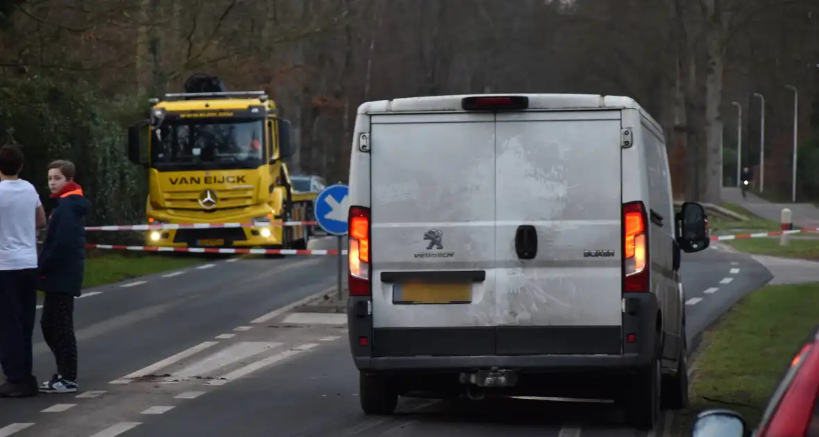 Gewonde en flinke schade na aanrijding tussen drie voertuigen - Foto 6