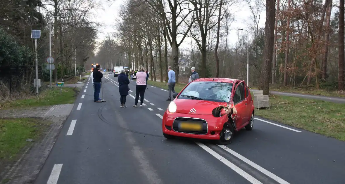 Gewonde en flinke schade na aanrijding tussen drie voertuigen - Foto 7