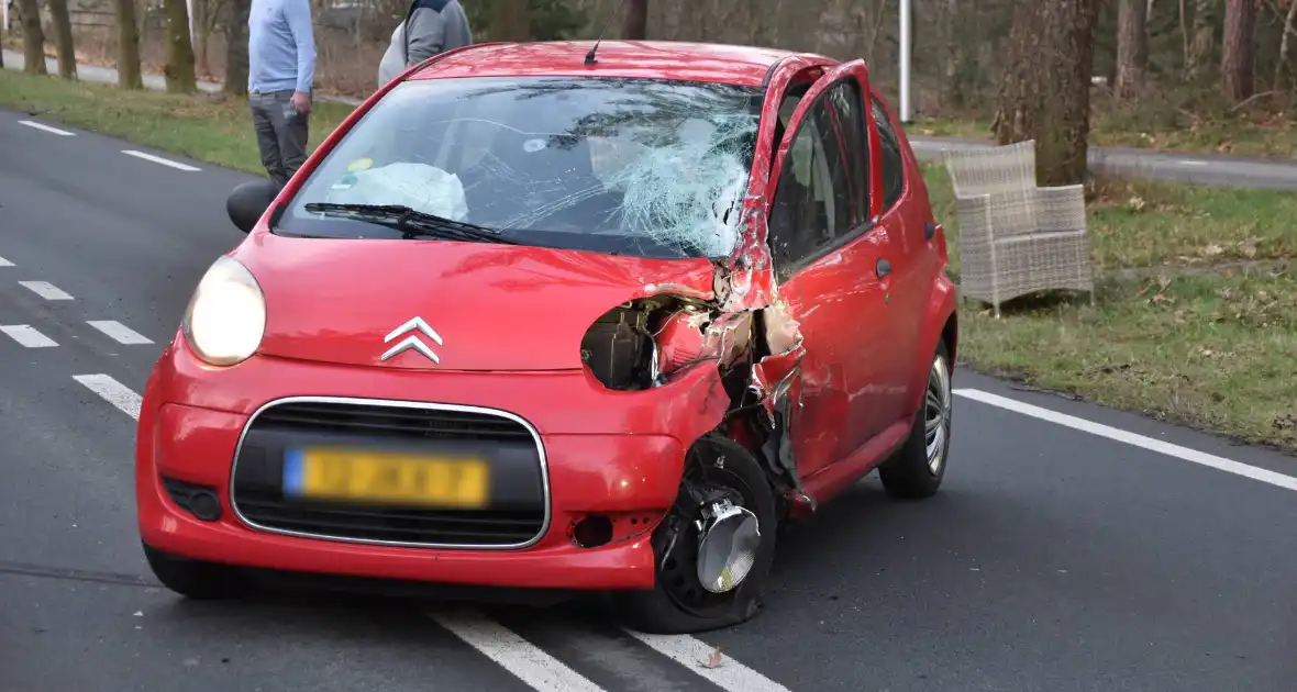 Gewonde en flinke schade na aanrijding tussen drie voertuigen - Foto 8