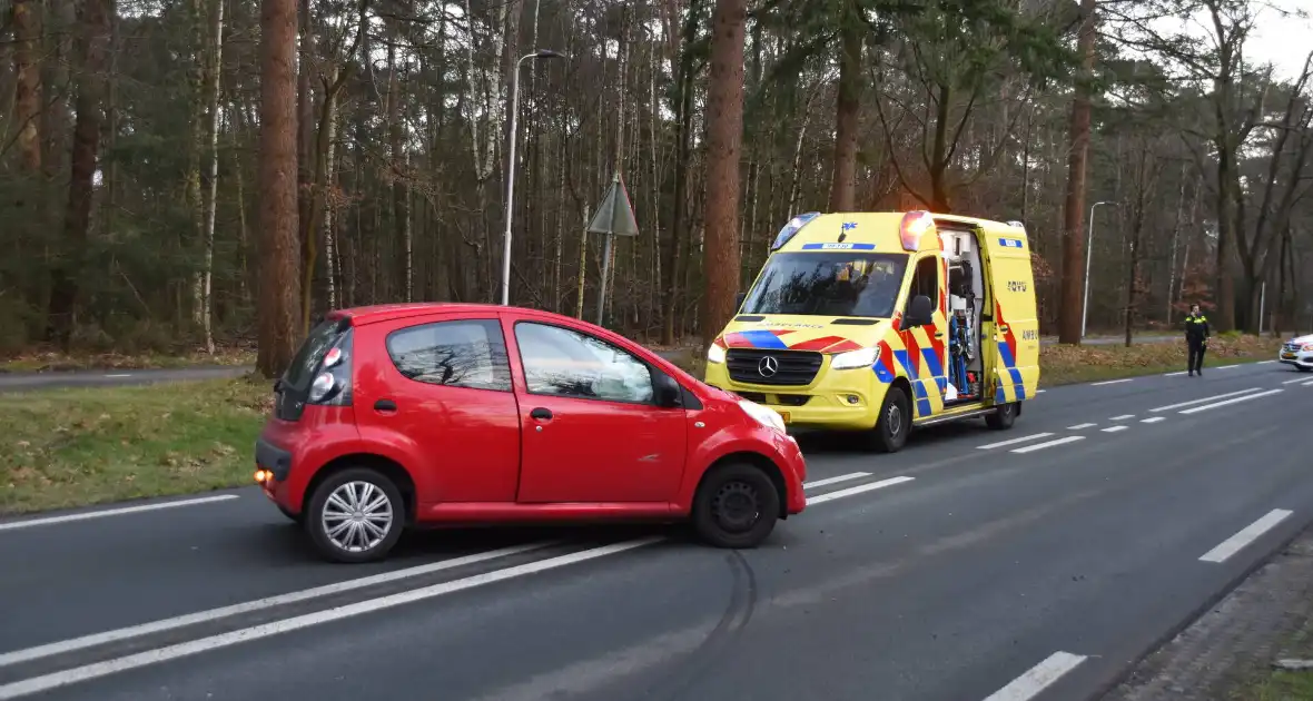 Gewonde en flinke schade na aanrijding tussen drie voertuigen - Foto 9