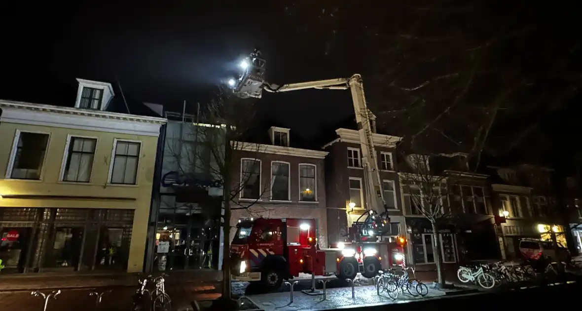 Zoekactie naar persoon op dak van gebouw