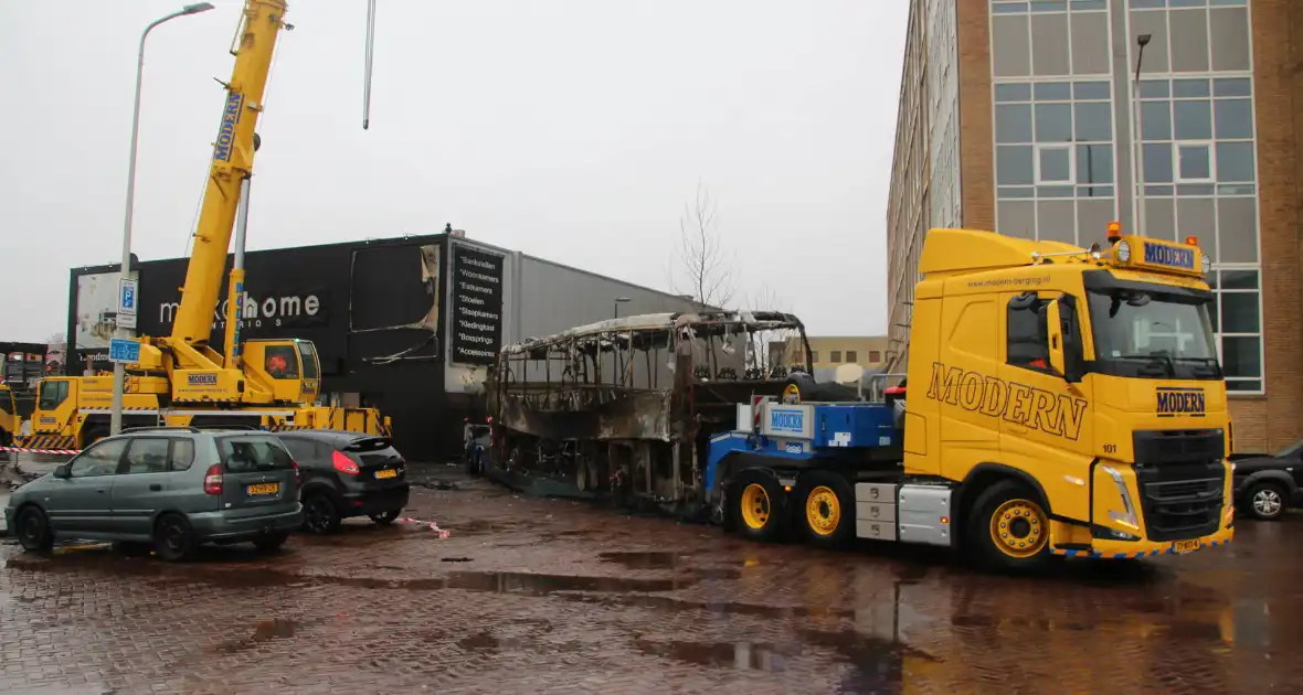 Schade goed te zien na hevige rellen - Foto 28