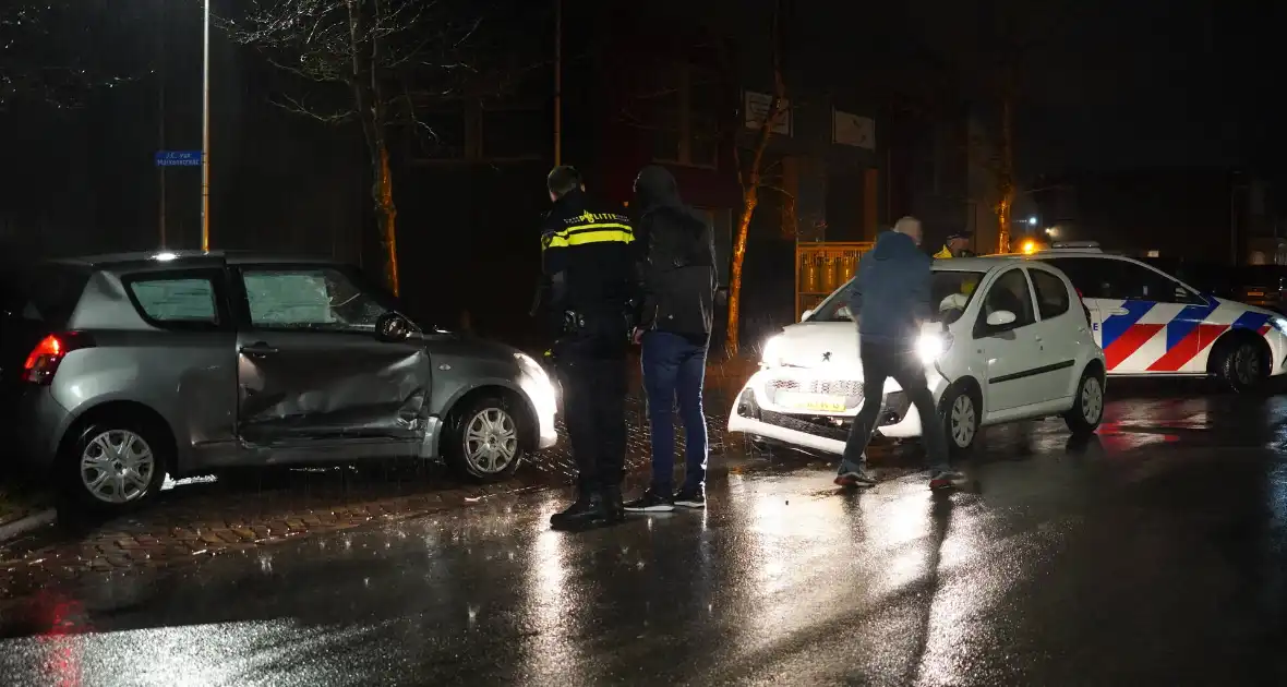 Twee automobilisten botsing op kruising