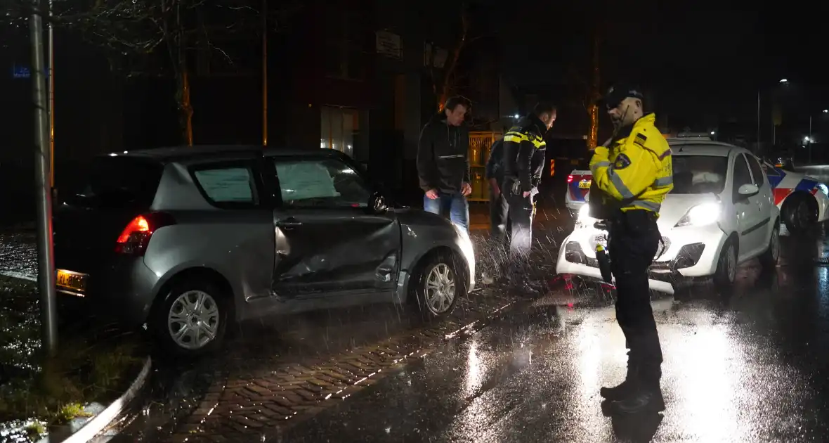 Twee automobilisten botsing op kruising - Foto 2