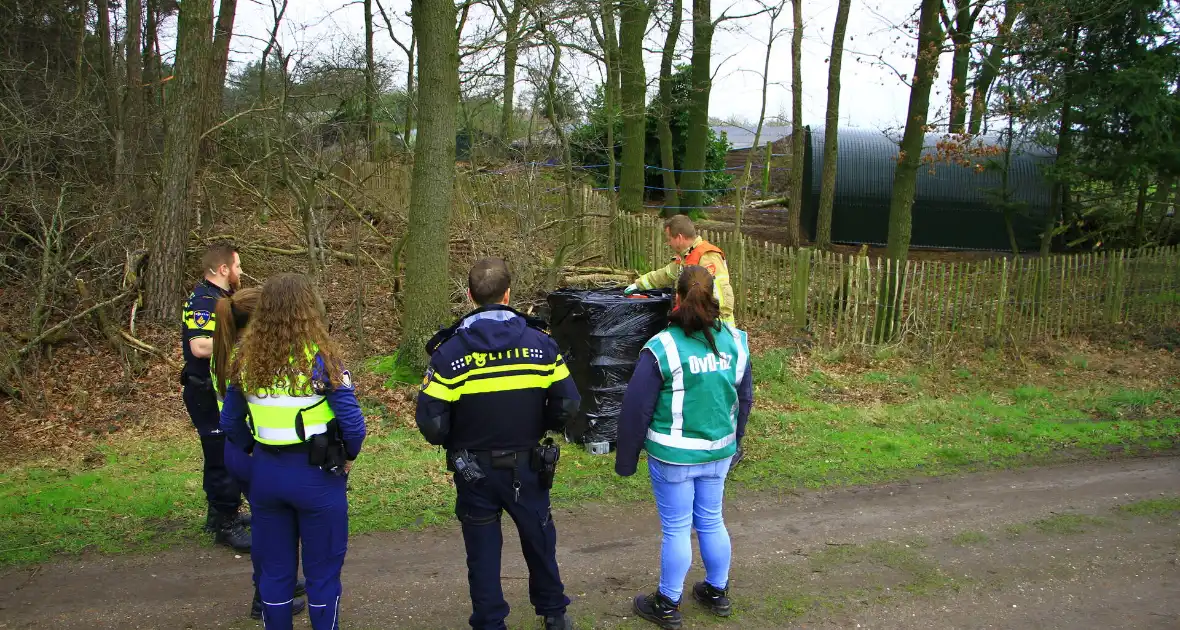 Brandweer verricht metingen bij gedumpte ibc container