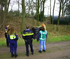 Brandweer verricht metingen bij gedumpte ibc container