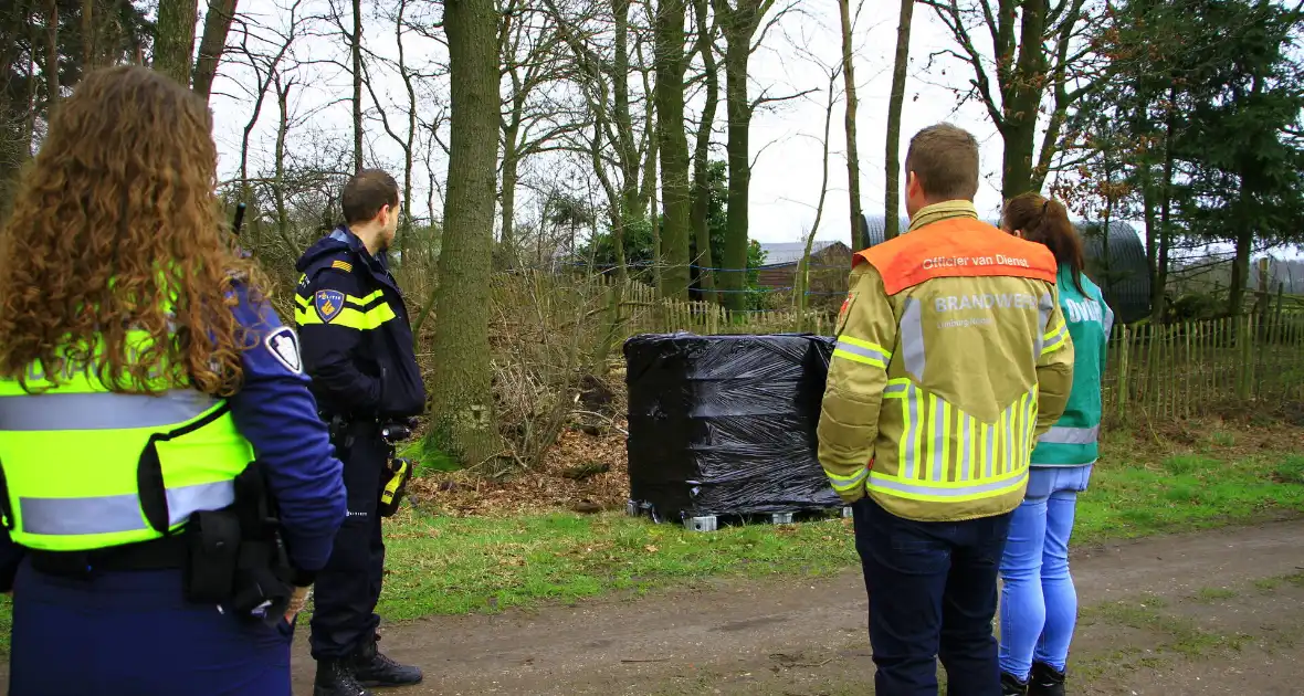 Brandweer verricht metingen bij gedumpte ibc container - Foto 1