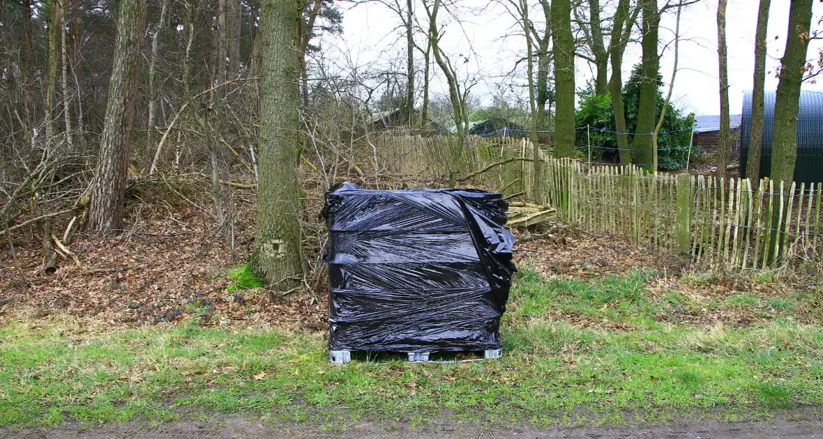 Brandweer verricht metingen bij gedumpte ibc container - Foto 11