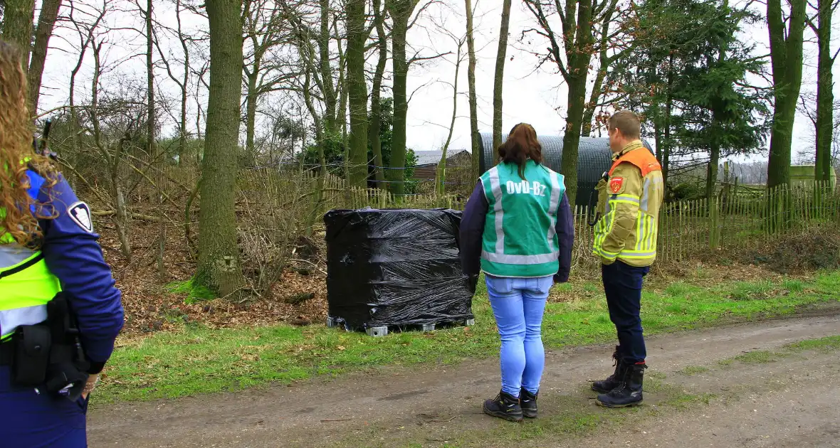 Brandweer verricht metingen bij gedumpte ibc container - Foto 2