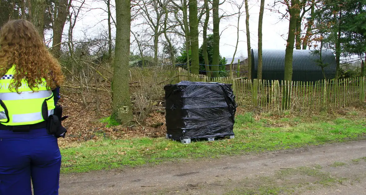 Brandweer verricht metingen bij gedumpte ibc container - Foto 3