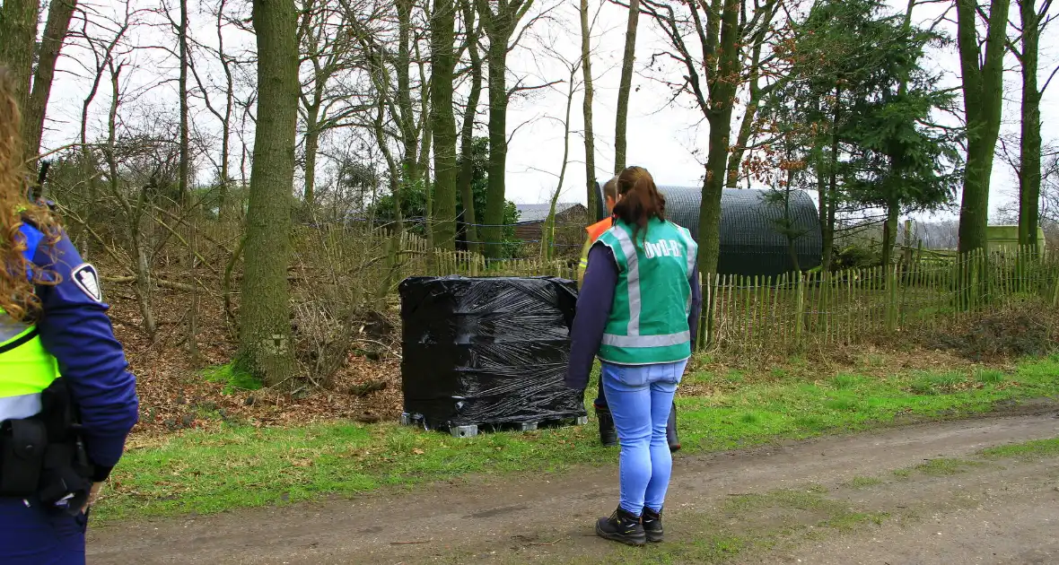 Brandweer verricht metingen bij gedumpte ibc container - Foto 4