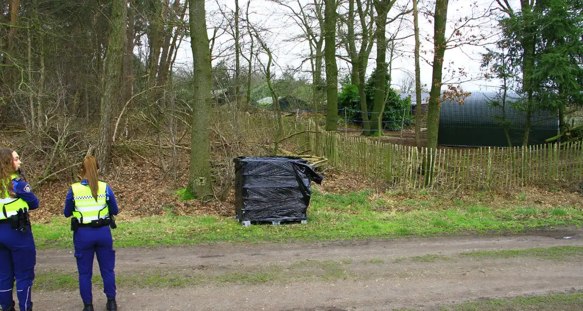 Brandweer verricht metingen bij gedumpte ibc container - Foto 5