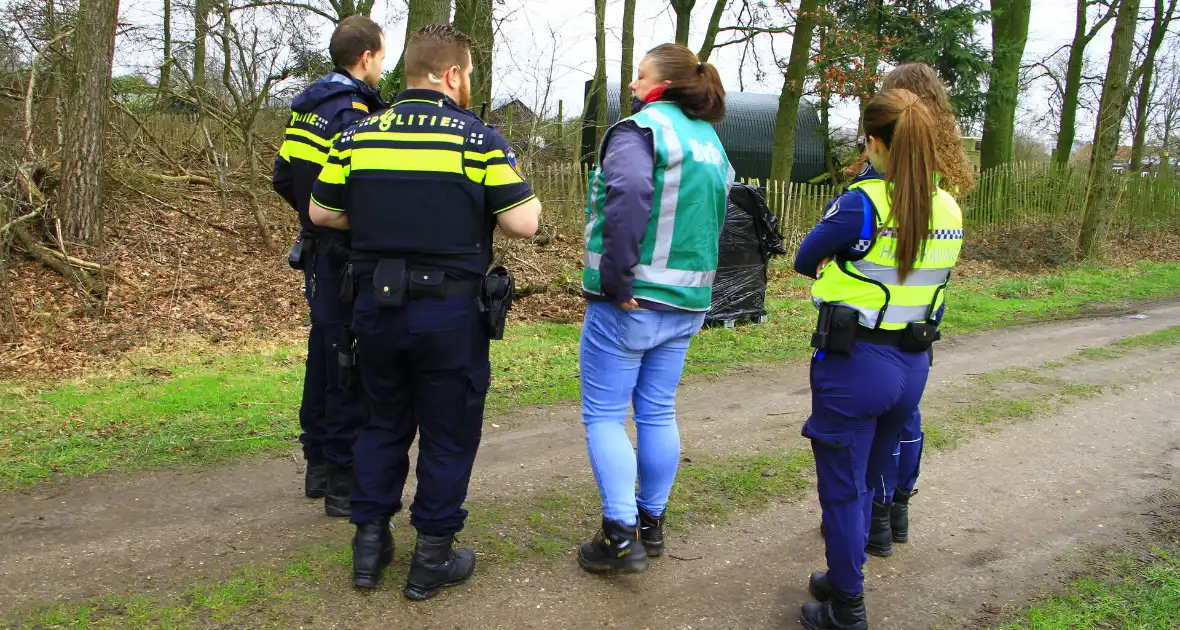 Brandweer verricht metingen bij gedumpte ibc container - Foto 6