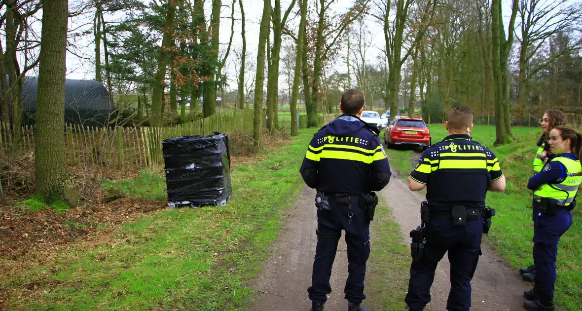 Brandweer verricht metingen bij gedumpte ibc container - Foto 7