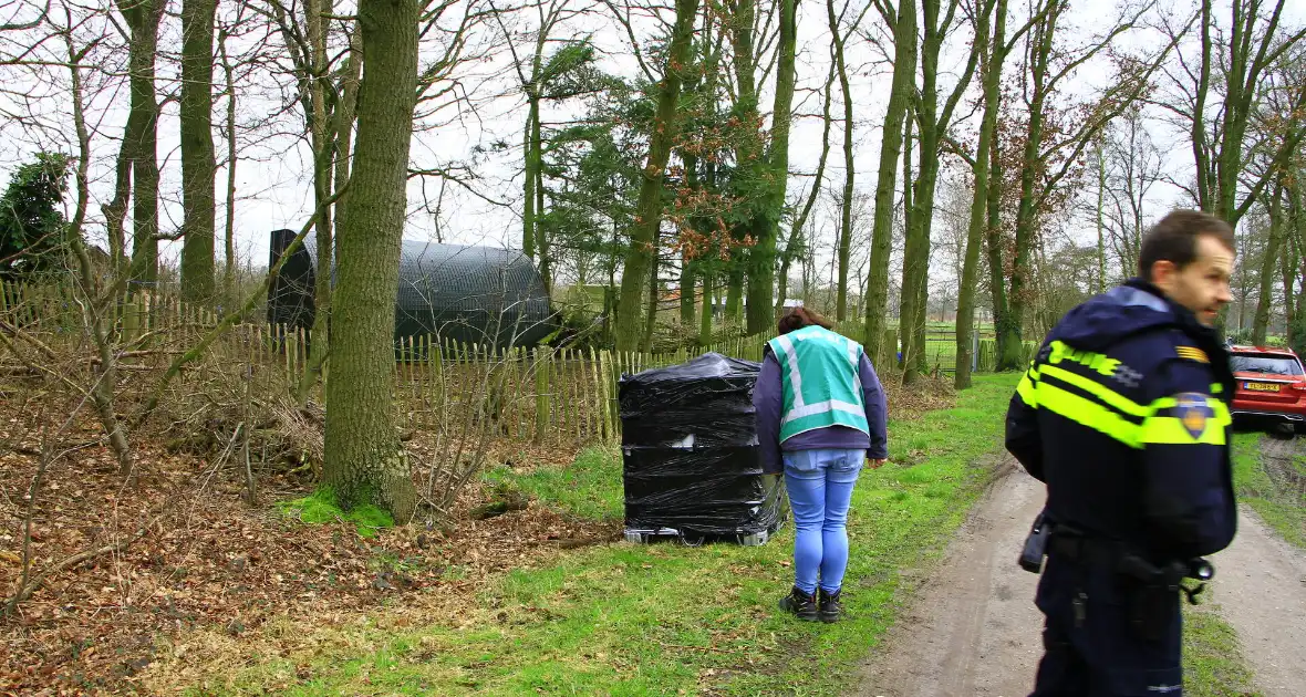 Brandweer verricht metingen bij gedumpte ibc container - Foto 9