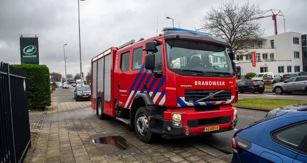 Brandweer ventileert bedrijfspand na melding van vreemde lucht