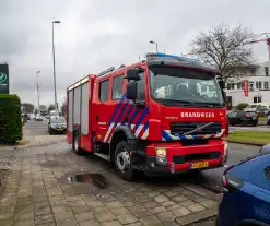 Brandweer ventileert bedrijfspand na melding van vreemde lucht