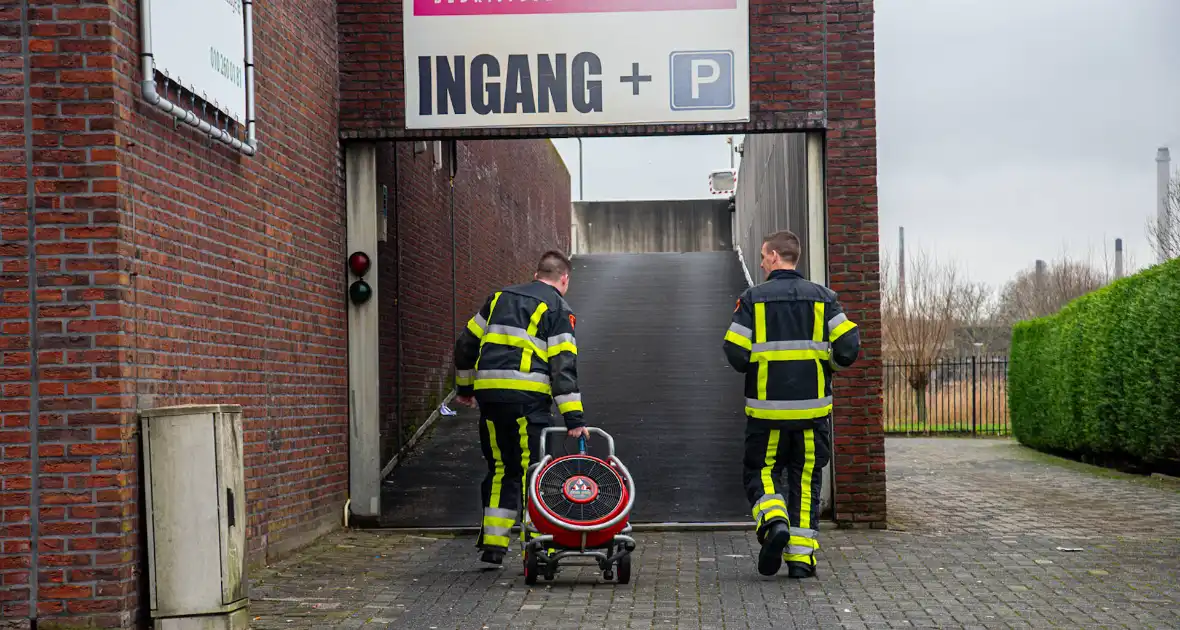 Brandweer ventileert bedrijfspand na melding van vreemde lucht - Foto 1