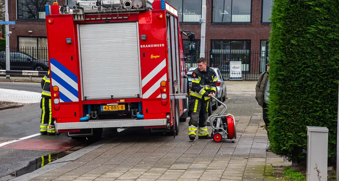 Brandweer ventileert bedrijfspand na melding van vreemde lucht - Foto 2