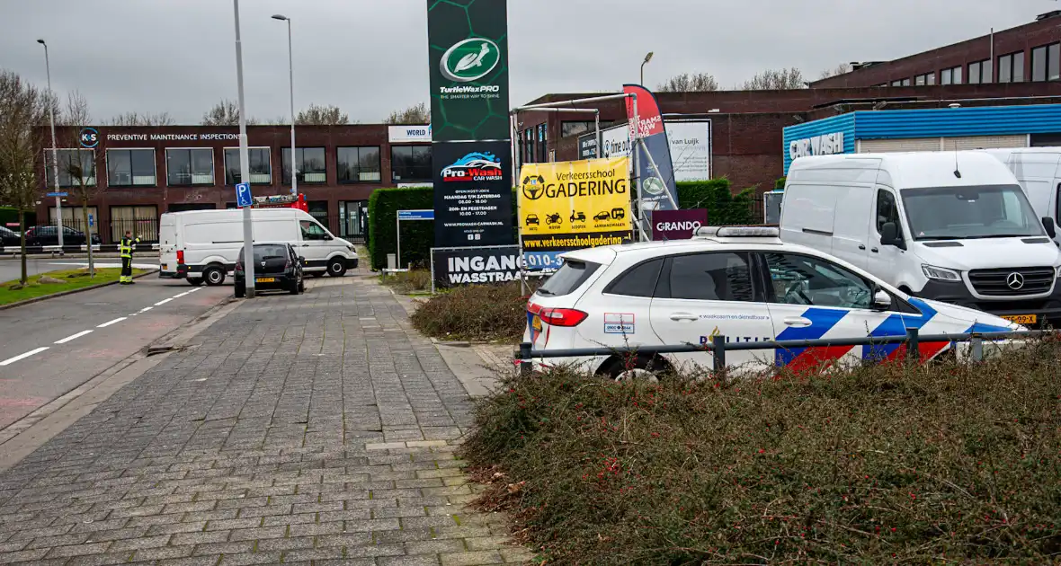 Brandweer ventileert bedrijfspand na melding van vreemde lucht - Foto 3