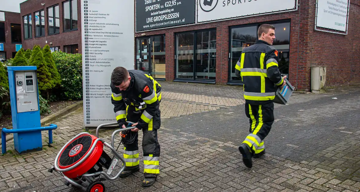 Brandweer ventileert bedrijfspand na melding van vreemde lucht - Foto 4