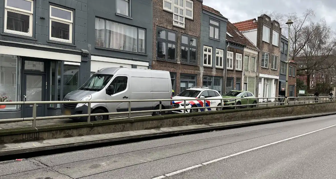 Politie doet onderzoek in een woning na aantreffen overleden persoon