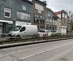 Politie doet onderzoek in een woning na aantreffen overleden persoon