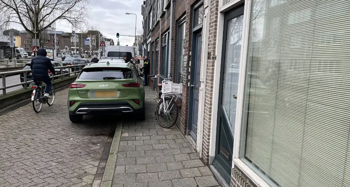 Politie doet onderzoek in een woning na aantreffen overleden persoon - Foto 3