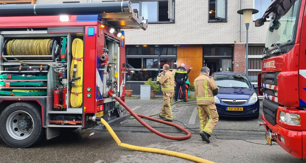 Brandweer haalt meerdere personen uit brandende woning