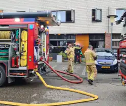 Brandweer haalt meerdere personen uit brandende woning